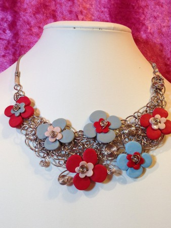 collier fil d,aluminium +fleurs pâte fimo 35euros